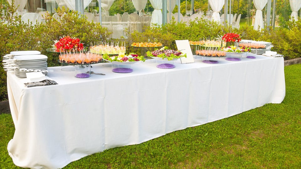 Tavolo da buffet allestito in giardino